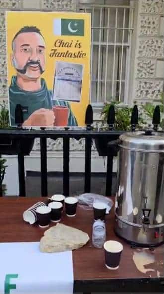 Pakistanis offer "Abhinandan tea" to Indian protestors in London