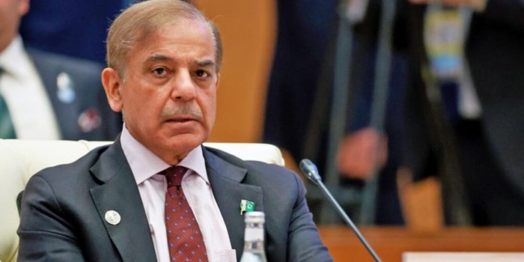 Prime Minister  visits ISI Headquarters for security briefing