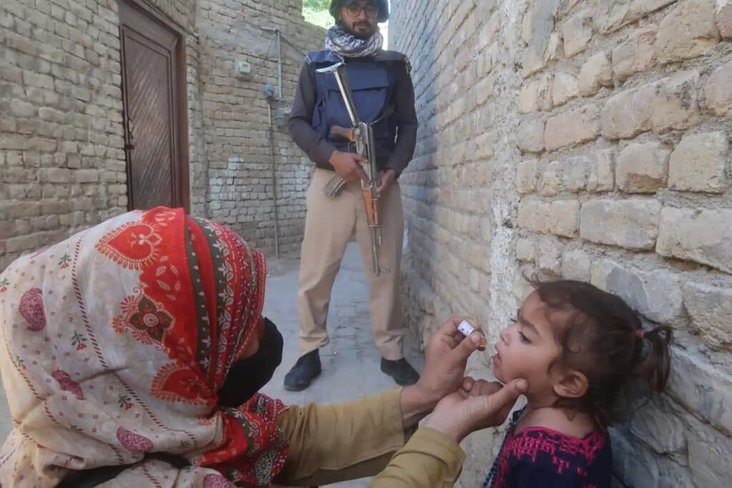 Terrorists kill policeman guarding polio team in Nushki