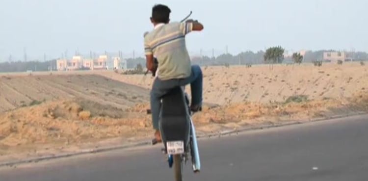 Reckless Youths Caught Performing Stunts on Quetta’s Kuchlak Road
