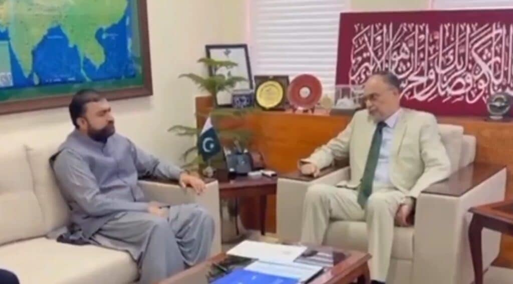 CM Sarfraz Bugti meets Ahsan Iqbal, urges 100% allocation for Balochistan in federal PSDP