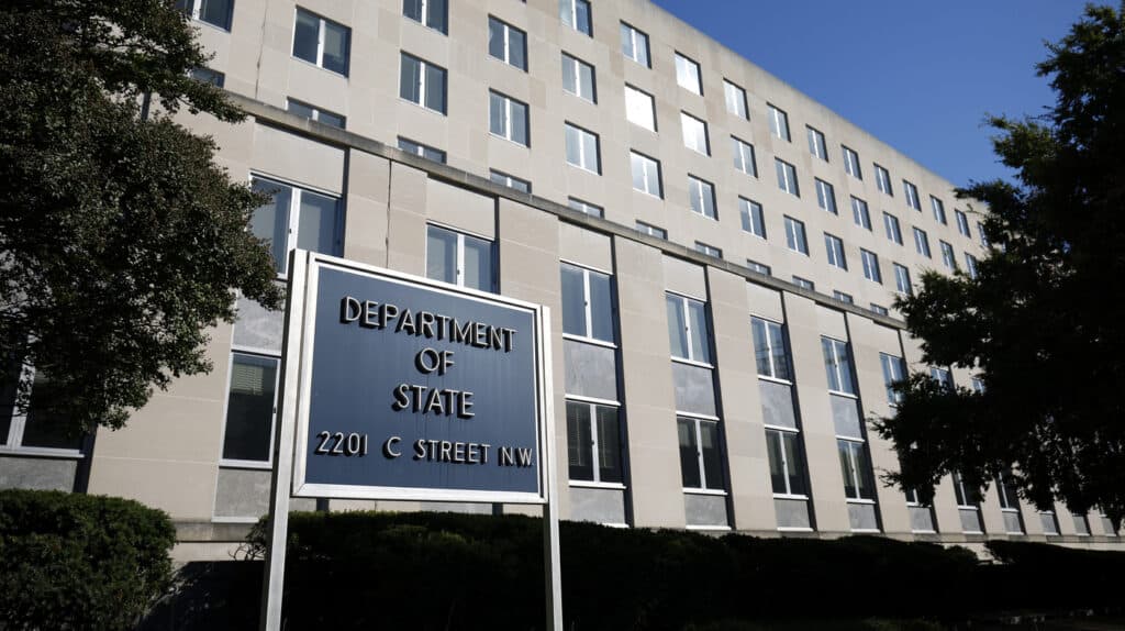 US bars its citizens from traveling to India