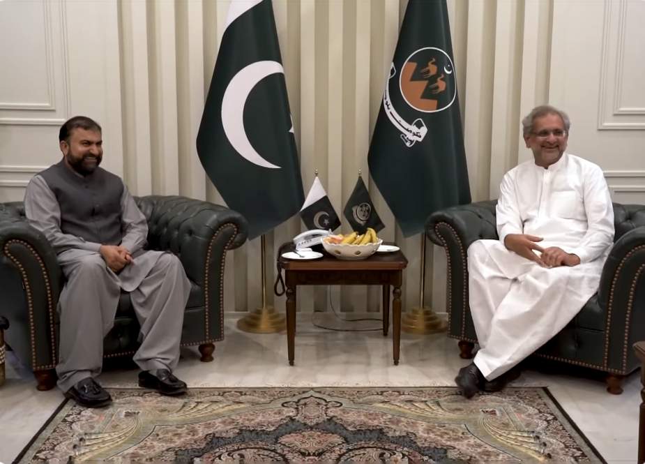 Ex-PM Khaqan Abbasi meets CM Bugti, discusses Balochistan issues