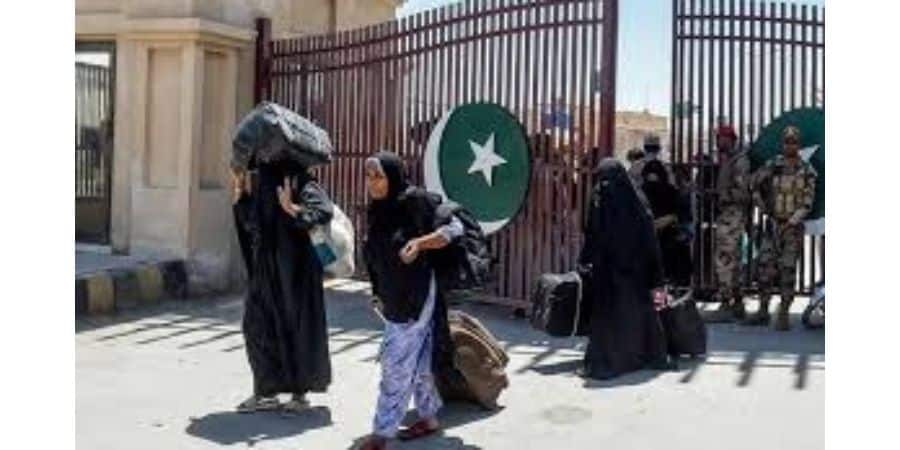 Another 500 Pakistanis arrive at Taftan border as Iran-Israel tensions escalate