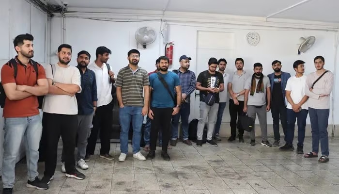 Pakistani students stranded in Iran leave for Taftan