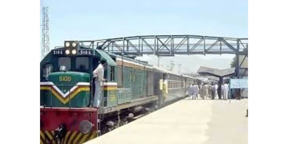 Jaffar Express from Peshawar to Quetta stopped in Jacobabad over security concerns