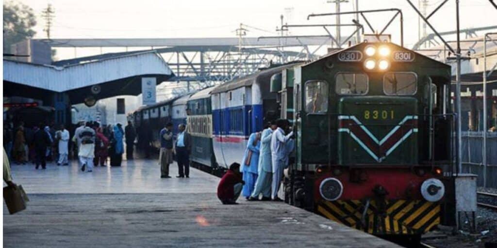 Train service between Quetta and Peshawar resumes after one-day suspension