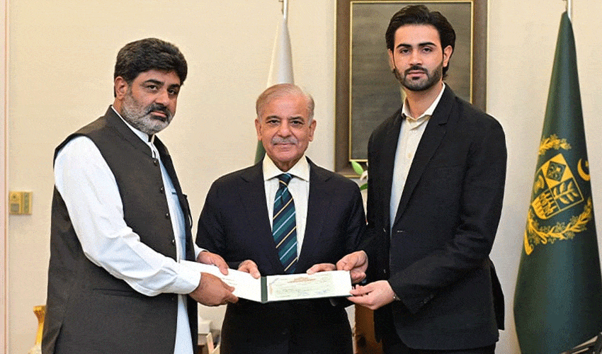 PM Shehbaz hands over Rs5m cheque to Shahzaib Rind after he called govt pledge a ‘lie’