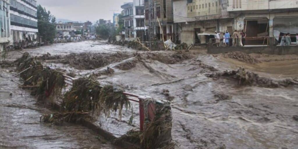 Death toll reaches 400 as cloudburst and torrential rains ravage northern Pakistan