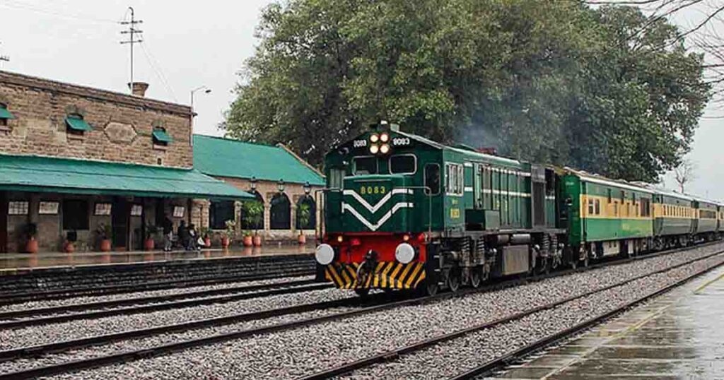 QUETTA: Pakistan Railways has announced to upgrade a 600-kilometer railway track from Nokundi in Chagai district to Sibi district of Balochistan.