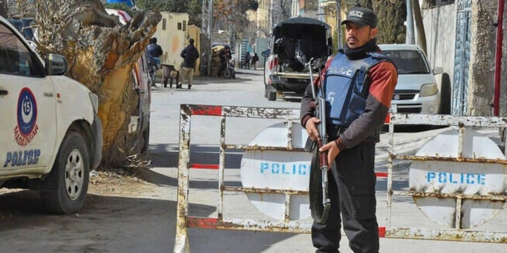 Robbers loot mini petrol pump in Hub