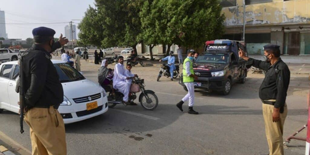 The attackers snatch weapons from the policemen in Quetta