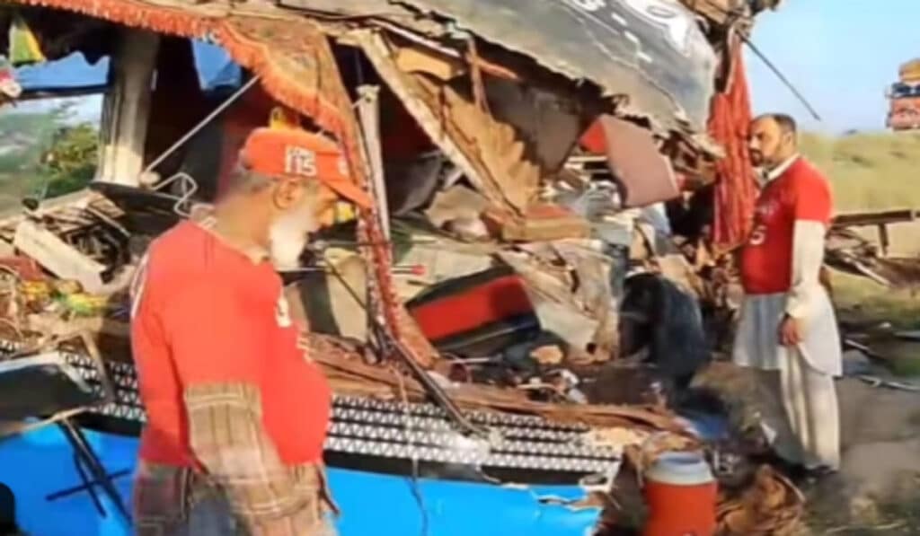 Six killed, 17 injured in passenger coach-truck collision in Lasbela