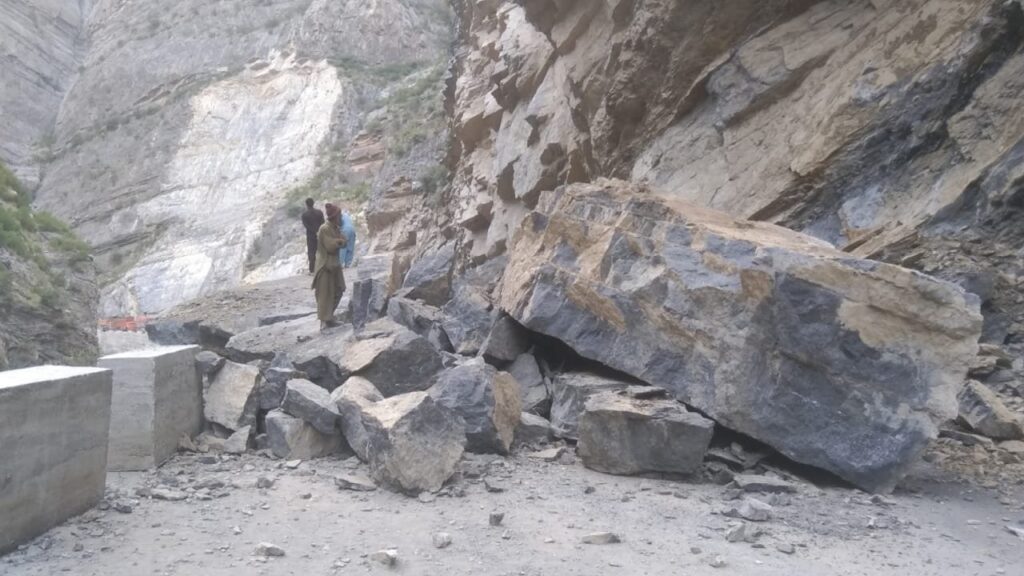 Landslide blocks road at Dhansar, authorities mobilize for rapid clearance