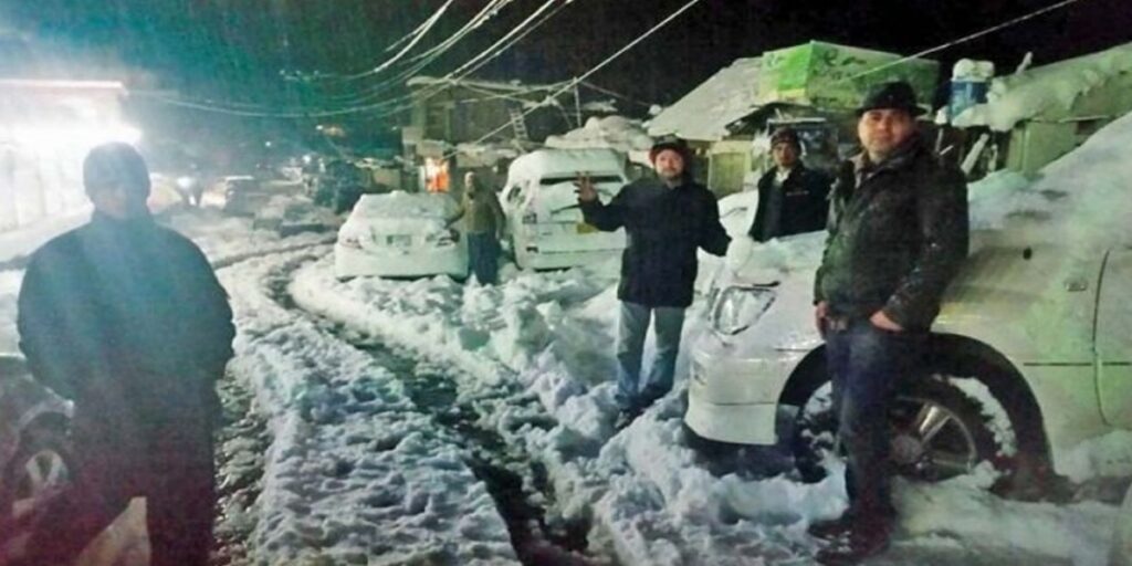 Hundreds of tourists stranded in Naran due to snowfall