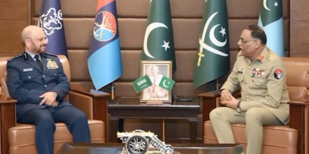 Saudi CGS Meets Pakistan CJCSC to Strengthen Defence Ties