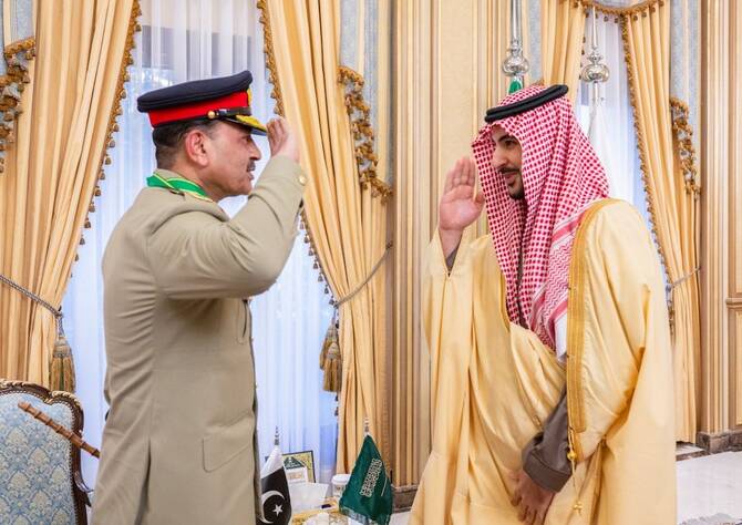 Saudi Arabia’s Minister of Defense Prince Khalid bin Salman presented the King Abdulaziz Medal of the First Class to Pakistan’s Chief of Army Staff on Sunday in a ceremony at his office in Riyadh. 