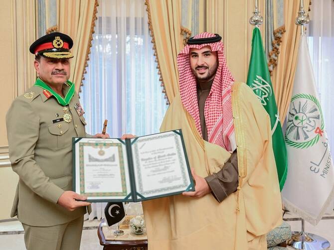 Saudi Arabia’s Minister of Defense Prince Khalid bin Salman presented the King Abdulaziz Medal of the First Class to Pakistan’s Chief of Army Staff on Sunday in a ceremony at his office in Riyadh. Saudi Arabia’s Minister of Defense Prince Khalid bin Salman presented the King Abdulaziz Medal of the First Class to Pakistan’s Chief of Army Staff on Sunday in a ceremony at his office in Riyadh. 