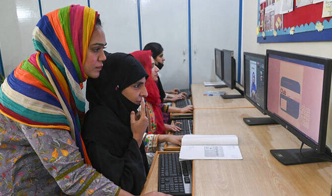 Pakistan, China Sign 24 Deals to Build Digital Corridor