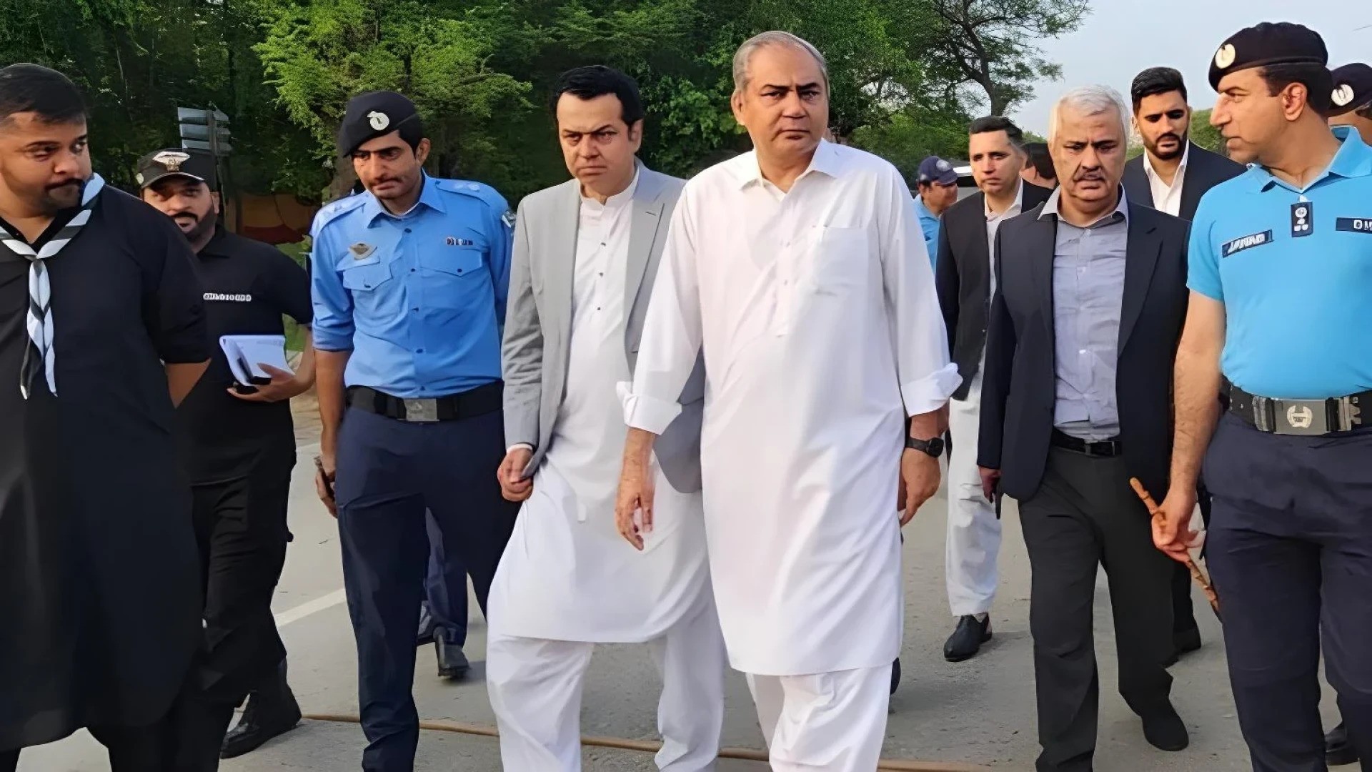 Interior Minister reviews immigration process at Lahore Airport