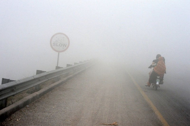 Dense fog paralyzes traffic across Punjab, motorways closed