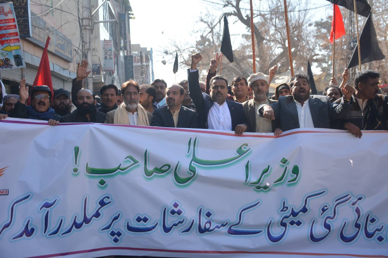 Government employees from across Balochistan staged a major protest on Thursday, demanding tax relief and decrying what they called the provincial administration’s insincerity and corruption. The demonstration, organized by the Balochistan Grand Alliance