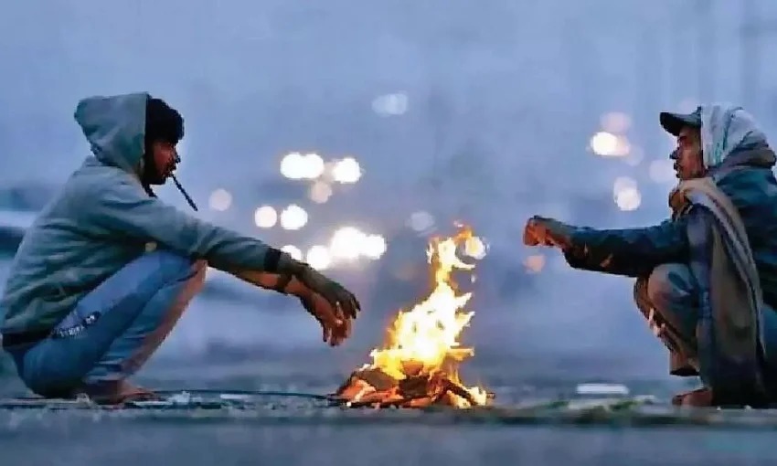 Tonight, fog is expected to develop across Punjab, upper Sindh, and the plain areas of Khyber Pakhtunkhwa, while weather conditions in the mountainous regions will remain extremely cold. According to the Meteorological Department, most parts of the country will experience cold and dry weather tonight, with severe cold prevailing in hilly areas. Moderate to dense fog has been forecast for the plains of Punjab, upper Sindh, and Khyber Pakhtunkhwa. The department reported that the lowest temperature today was recorded in Leh at minus eleven degrees Celsius. Temperatures dropped to minus six in Kalat, minus five in Skardu, minus four in Gupis and Astore, minus two in Malam Jabba, and minus one degree Celsius in Quetta. Meanwhile, temperatures were recorded at four degrees Celsius in Islamabad, seven in Lahore, twelve in Karachi, and five in Peshawar.