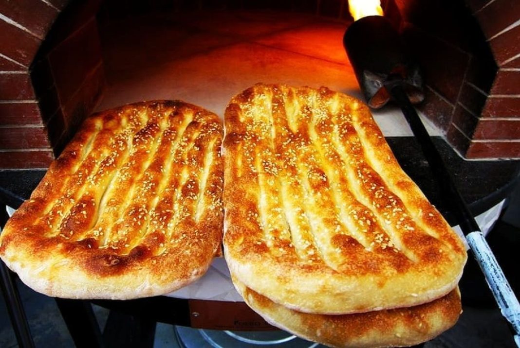 QUETTA – Citizens in the provincial capital are facing a severe crisis as tandoor (baker) owners have unilaterally reduced the weight of bread