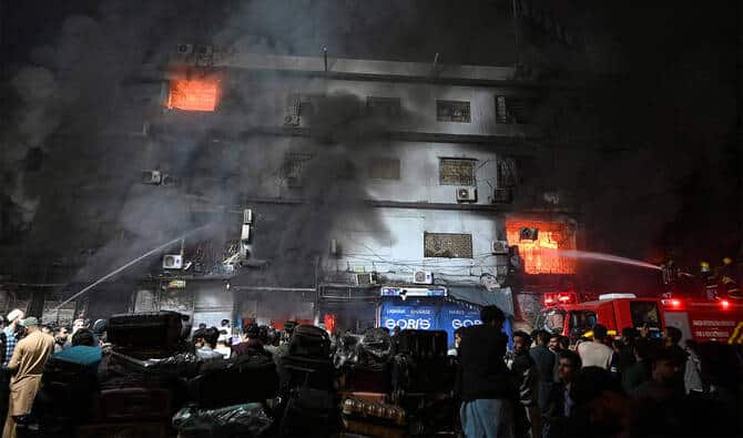 Fire in Gul Plaza still out of control, two parts of the building collapsed, 6 people killed, 20 injured