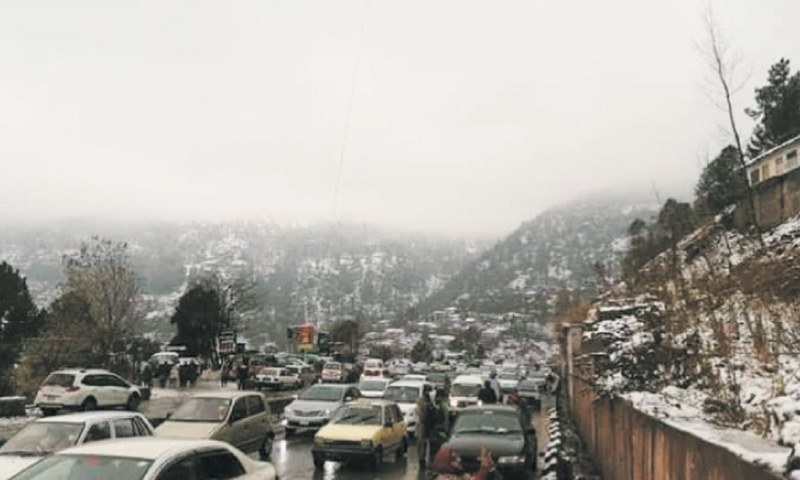 Light snowfall draws tourists to Murree, traffic remains