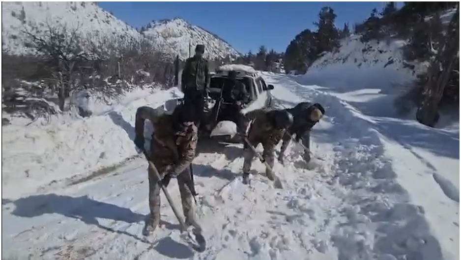 Tourists trapped in Ziarat snow ,FC rescue underway