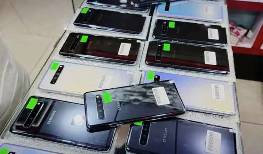 Rising Inflation Drives Demand for Second-Hand Mobile Phones in Pakistan, Police Warn of Legal Risks