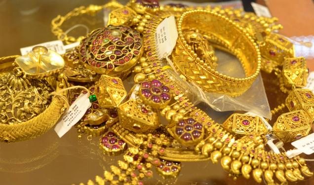 Citizens rush to sell gold jewelry