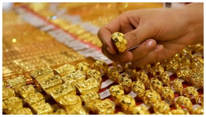 Gold prices drop further: Rs 3,400 per tola decrease