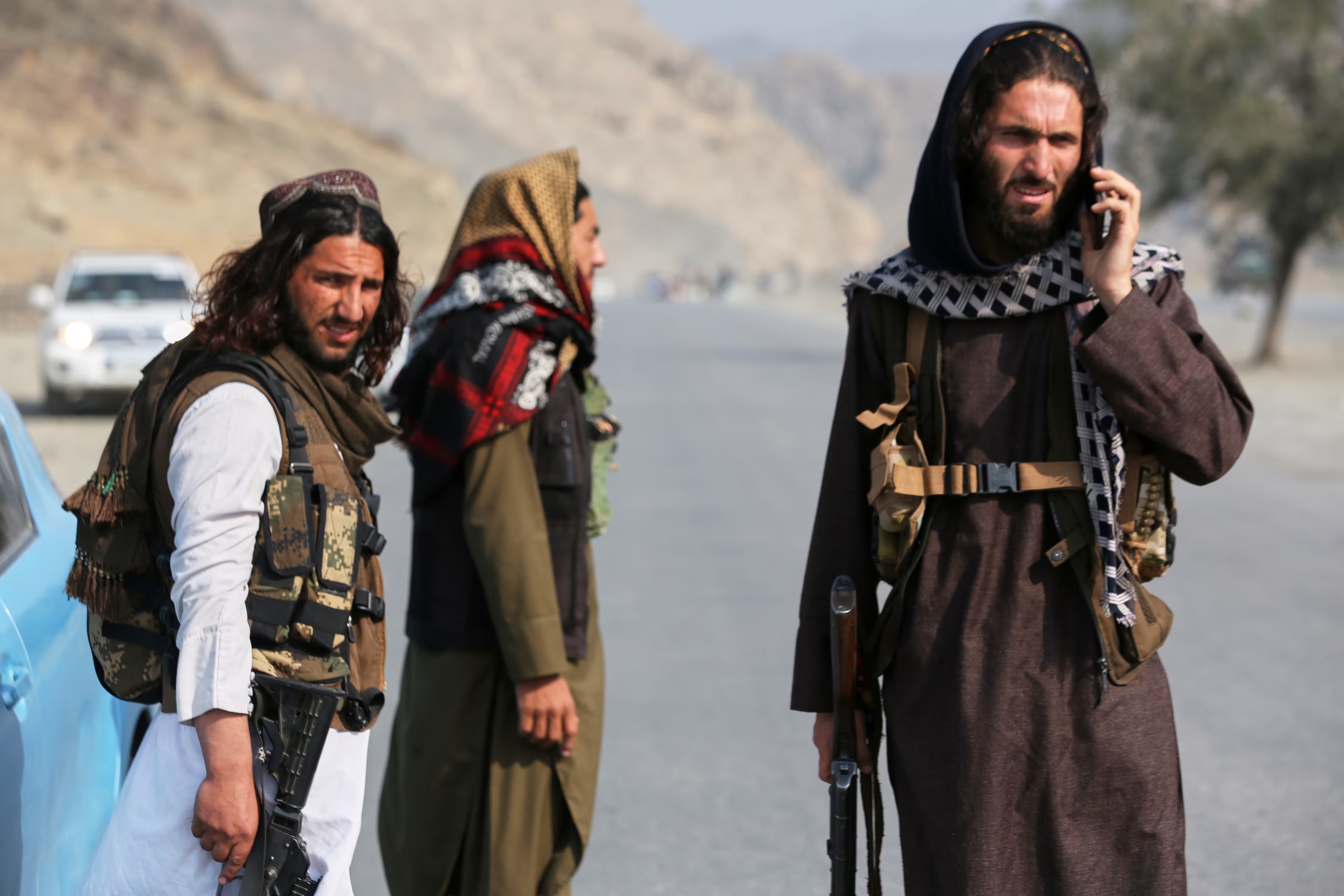 Taliban set fire to Torkham market in Afghanistan, blaming Pakistan