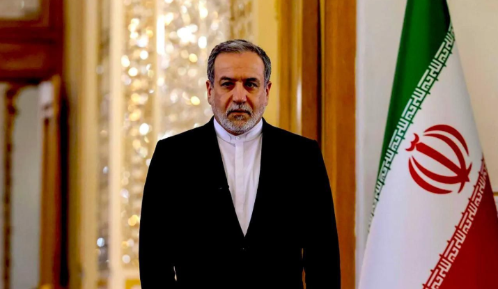 US is begging China to open the Strait of Hormuz, claims Iranian FM