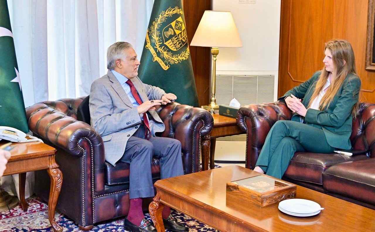 UK Envoy Meets Ishaq Dar, Praises Pakistan’s Role in US-Iran Diplomatic Efforts