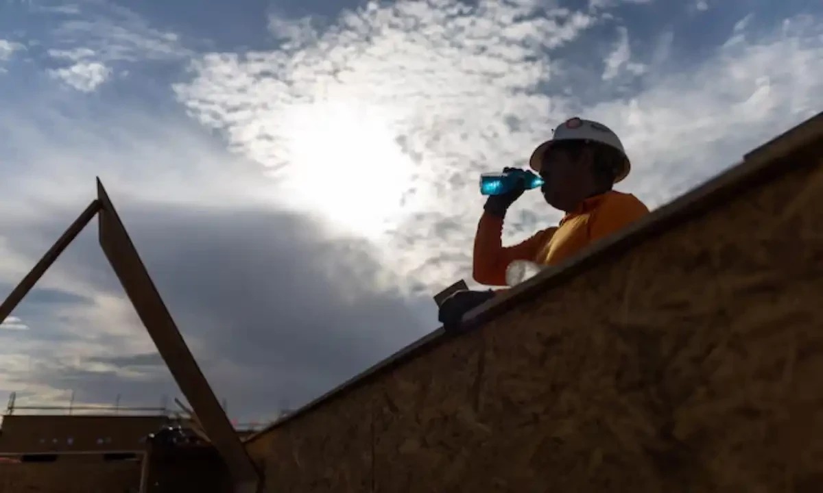 PMD Forecasts Hot, Dry Weather in Most Parts of Pakistan