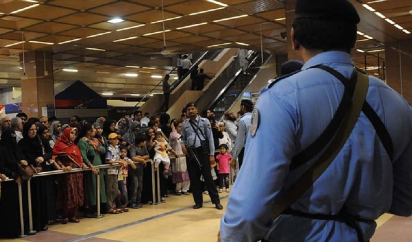 Over 250,000 Pakistanis Migrate Abroad in First Four Months
