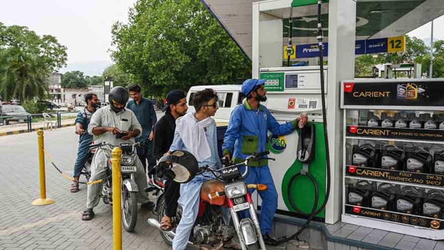 Oil prices fall further, important news regarding petrol