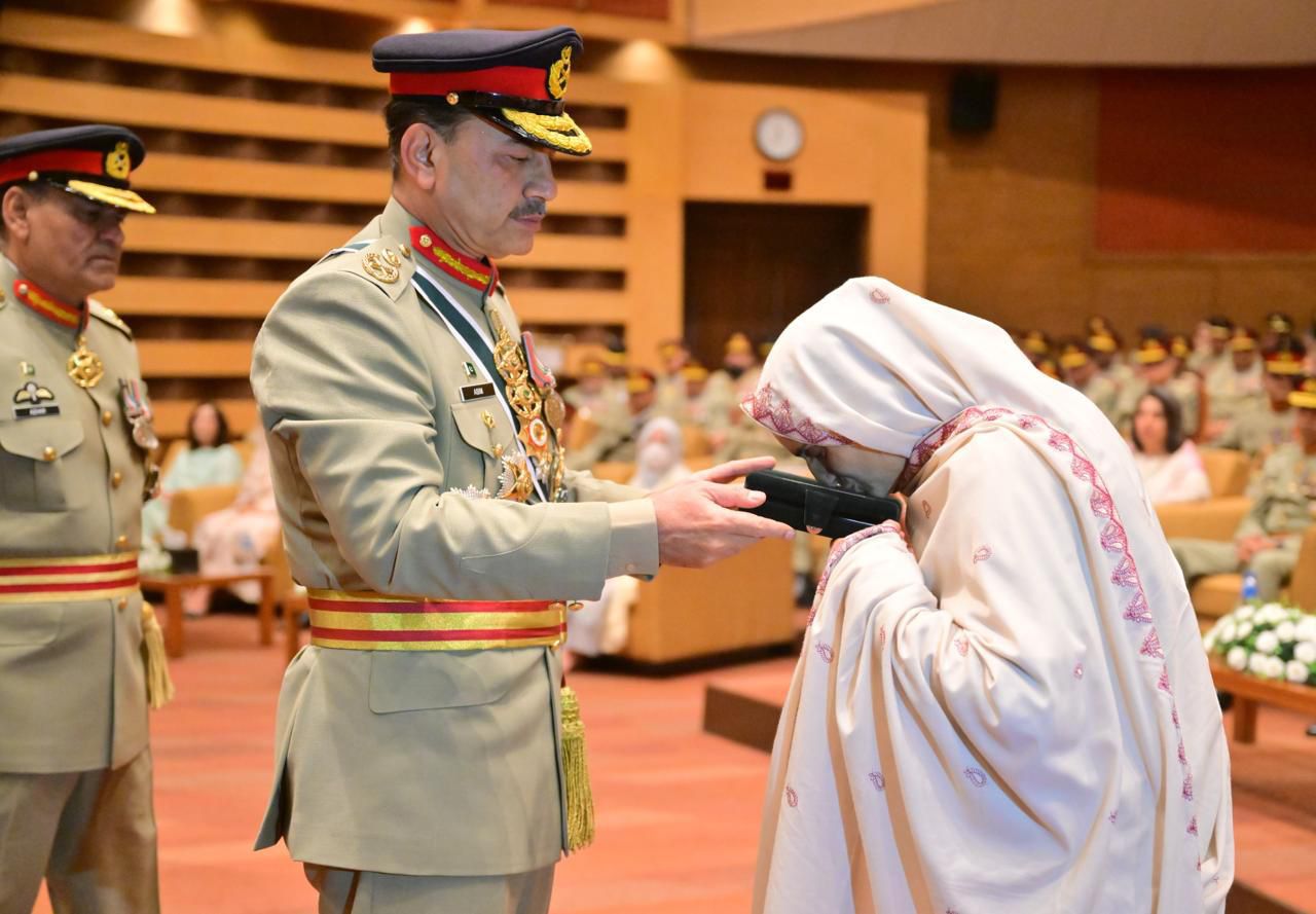 فیلڈ مارشل عاصم منیر نے شہداء اور فوجی جوانوں کو اعزازات سے نوازا Field Marshal Asim Munir Confers Military Honours on Martyrs, Soldiers