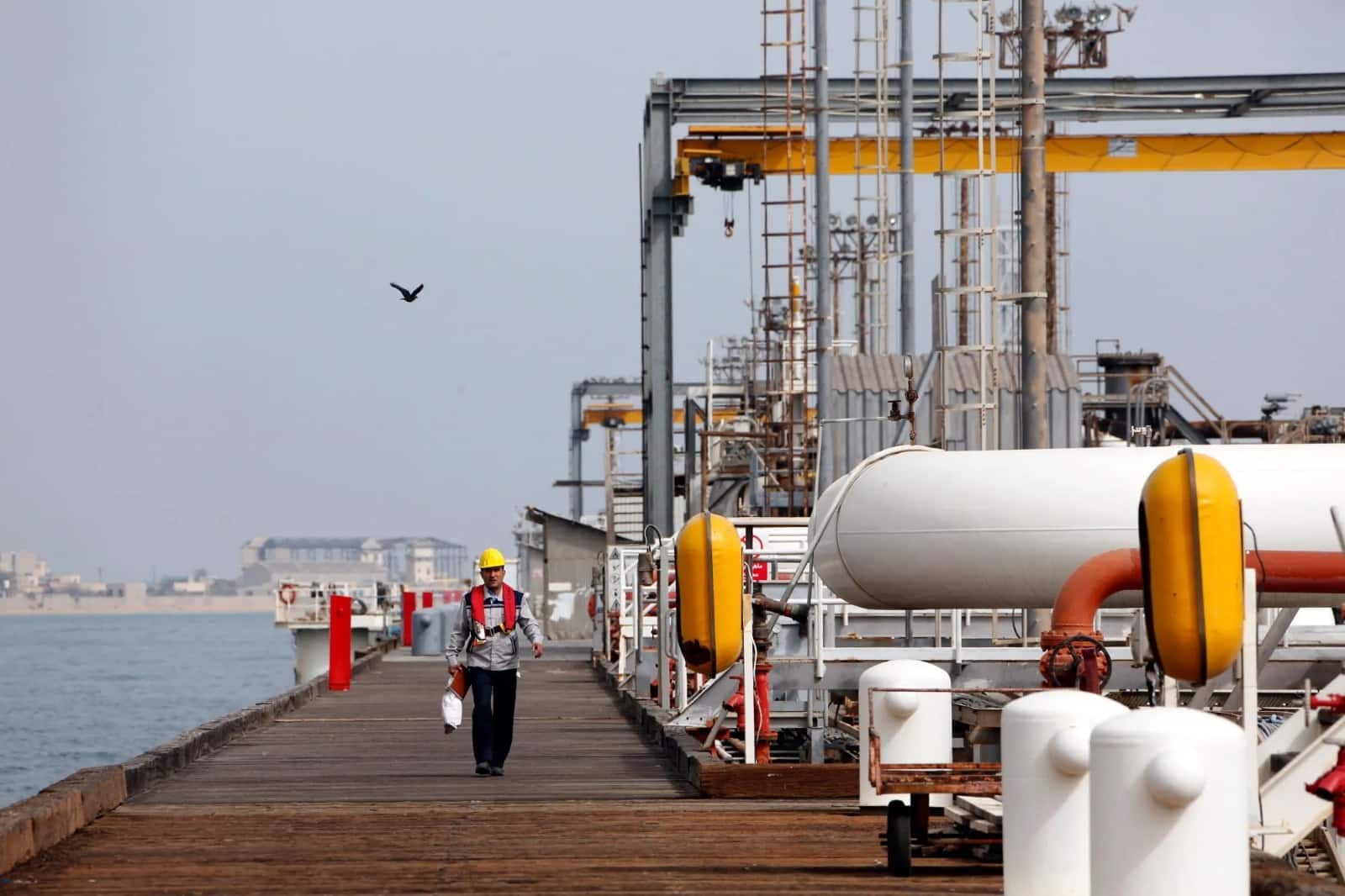 US Temporarily Lifts Sanctions on Iranian Oil and Petrochemicals