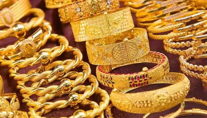 Gold price surges by Rs 10,000 per tola