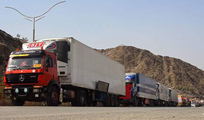 Pakistan Allows 724 Aid Trucks to Cross into Afghanistan