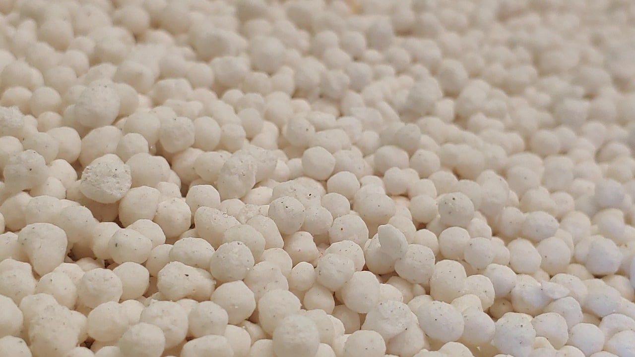 fertilizer, white, balls, pearls, agriculture, garden, nature, agricultural engineering, nitrogen, grow, nourishment, food supply, haber bosch process