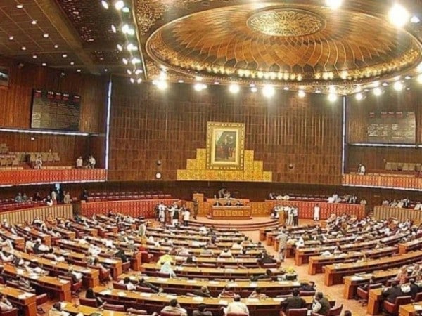 How can new provinces be formed in Pakistan?