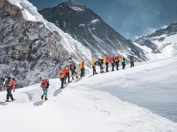 Broad Peak Avalanche in Skardu: Search resumes for seven missing climbers