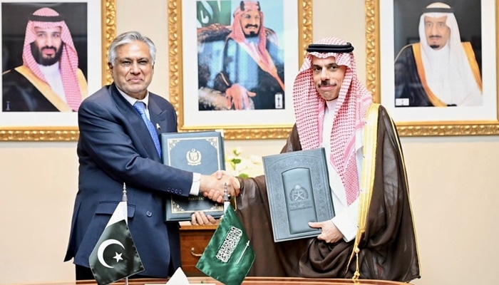 Pakistan, Saudi Arabia Sign Visa Exemption Deal for Diplomatic and Official Passport Holders
