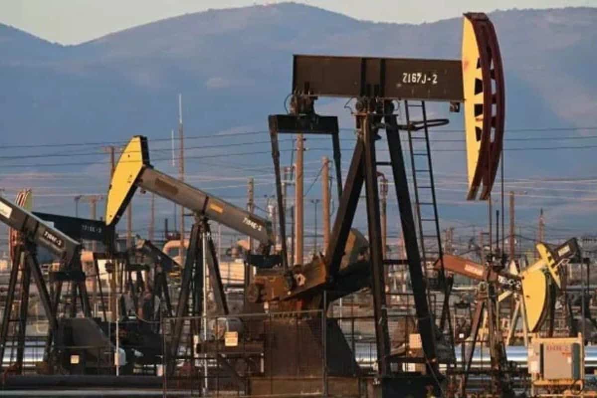Oil Prices Fall to Two-Week Low as Strait of Hormuz Reopening Hopes Grow