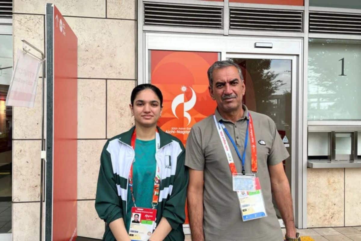 Pakistani Daughter Deaf and Unable to Speak Finds Her Voice Through Squash